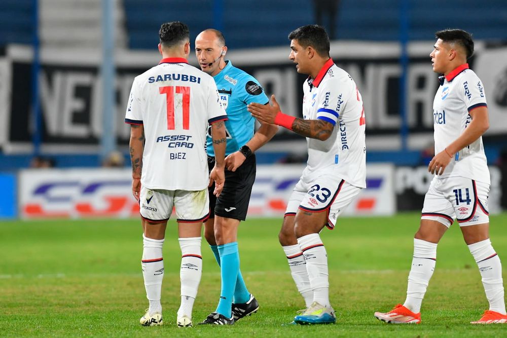 Diego Polenta de Nacional le protesta al árbitro José Burgos