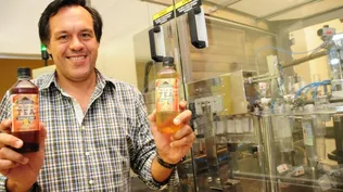 Marcelo Richly, en la planta de elaboración y embotellado de Dairyco con la nueva línea de té frío