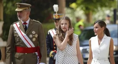 la princesa Leonor, junto al Rey Felipe VI y a la reina Letizia.
