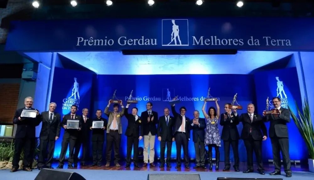 Los ganadores con integrantes del directorio de Grupo Gerdau y del jurado