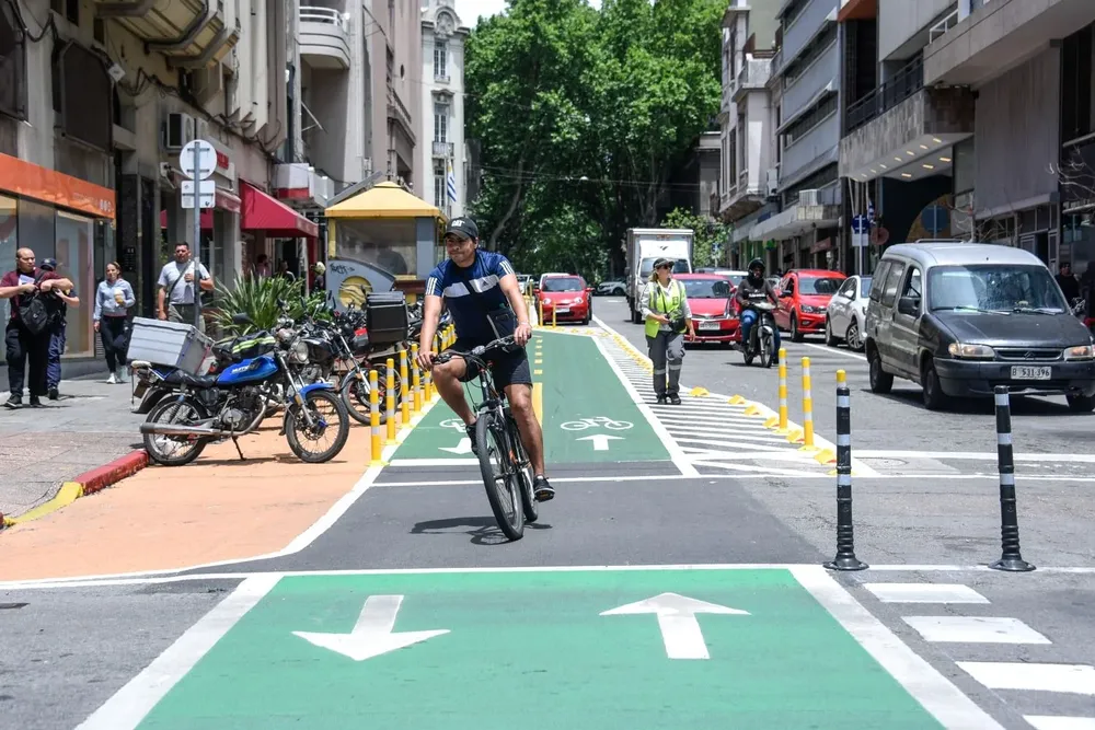 Giro de ciclistas desde Carlos Quijano a 18 de Julio