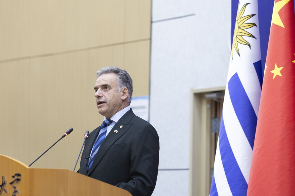 Yamandú Orsi en China