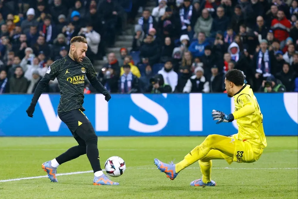 Neymar revuelca en el piso a Yehvann Diouf