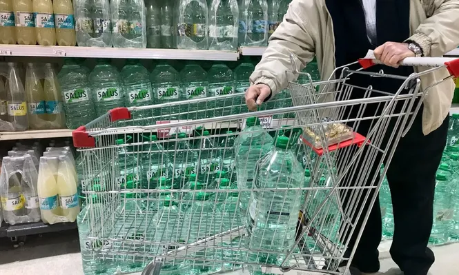Agua embotellada tiene diferentes precios según la marca