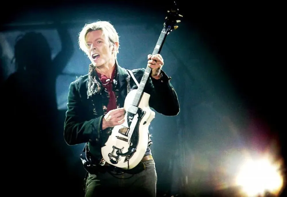 El británico David Bowie cantando en uno de sus conciertos