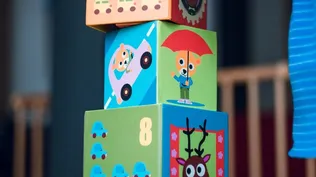 Un niño juega con cubos en su casa
