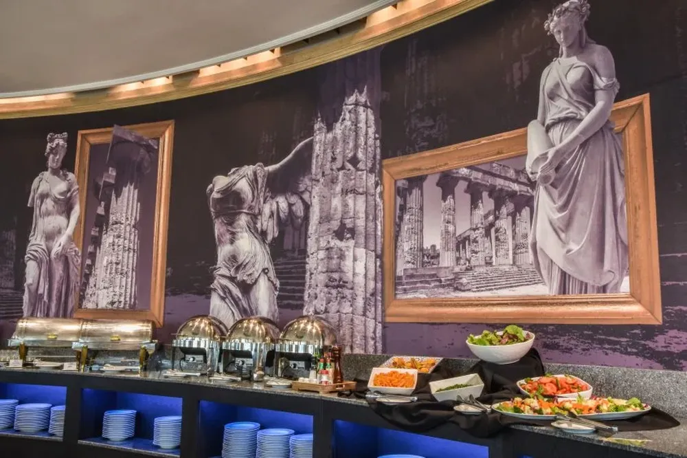 Mural con referencias griegas para la renovación del Arcadia