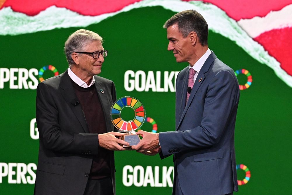 &nbsp;El presidente del Gobierno, Pedro Sánchez (d) recibe el Premio Global Goalkeeper 2025 por su compromiso con los objetivos de desarrollo sostenible de la ONU (ODS), de manos del presidente de la Fundación Gates, Bill Gates.