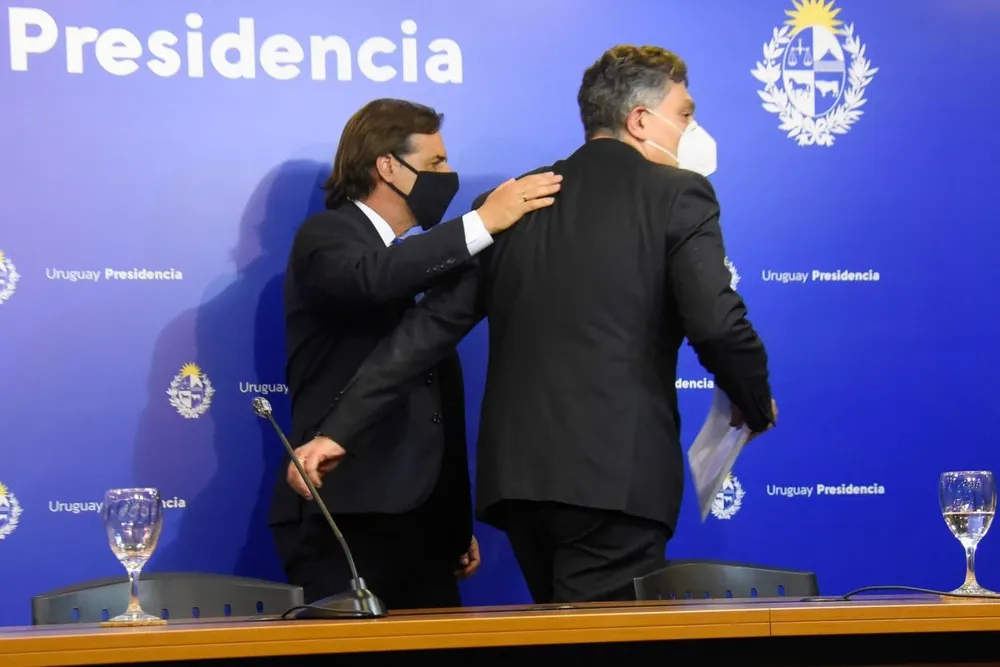 Luis Lacalle Pou e Isaac Alfie en conferencia de prensa después de presentar el Presupuesto al gabinete de la coalición de gobierno el 26 de agosto de 2020