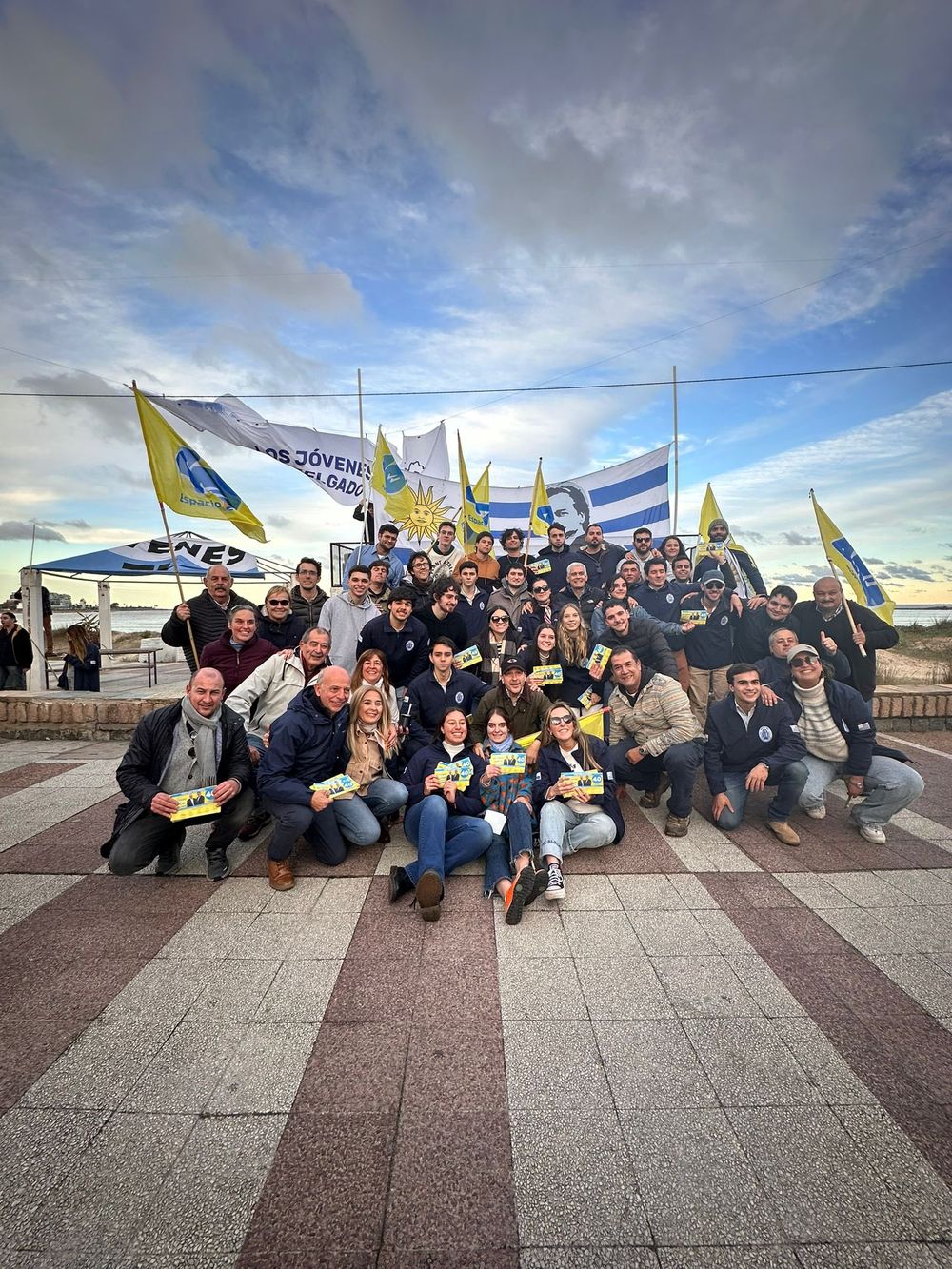 El senador Javier García, el diputado Rodrigo Goñi y el senador Sebastián Da Silva, junto otras figuras pertenecientes al Partido Nacional y varios militantes