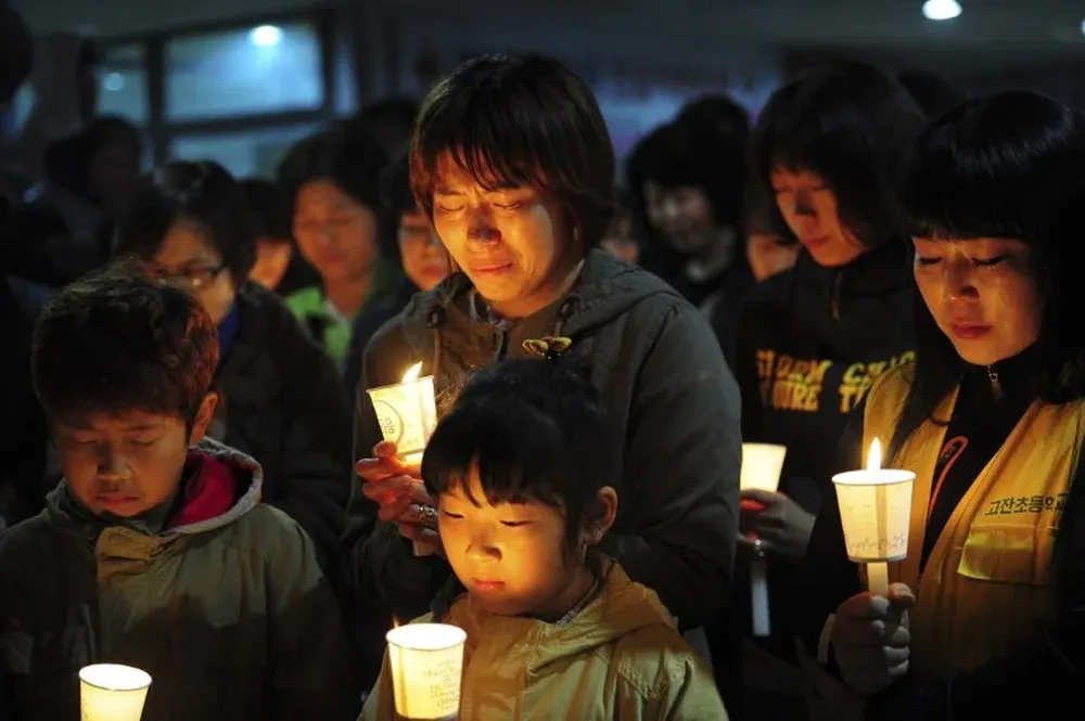 Familiares y amigos se reunieron en el liceo de Ansan para rezar por los pasajeros desaparecidos
