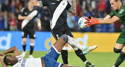 Mauro Goicoechea, el arquero de Danubio, se queda con la pelota ante la llegada de Gonzalo Carneiro de Nacional