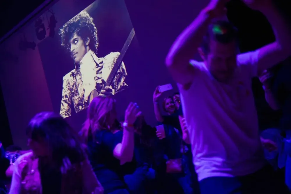 Fans bailan en la primera avenida de Minnesota, la ciudad donde vivía Prince y donde murió, ayer