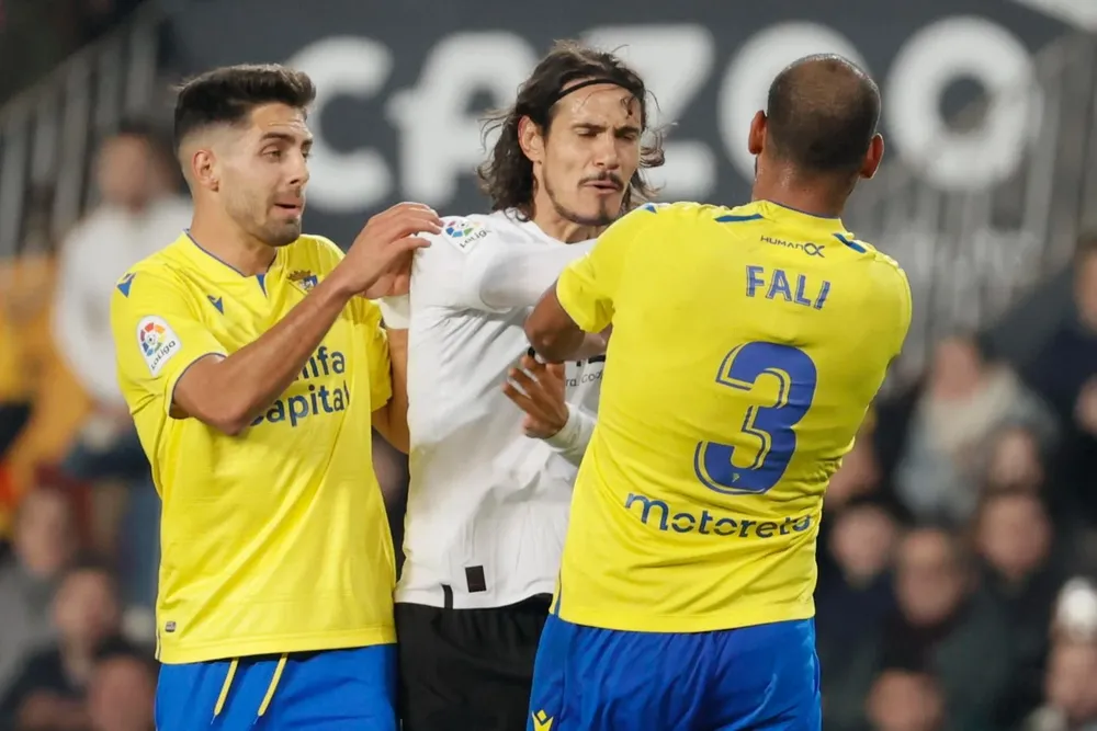 Edinson Cavani en una discusión con un futbolista de Cádiz