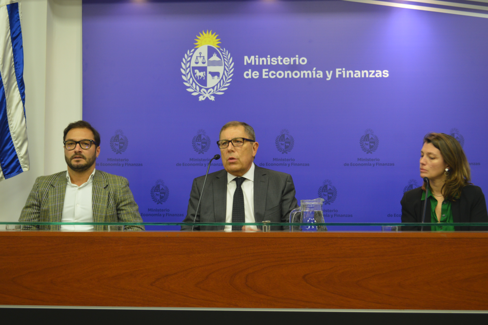 Juan Ignacio Dorrego, presidente de la Agencia Nacional de Desarrollo; Gabriel Oddone, ministro de Economía y Finanzas; Isabella Antonaccio, directora nacional de Zonas Francas&nbsp;