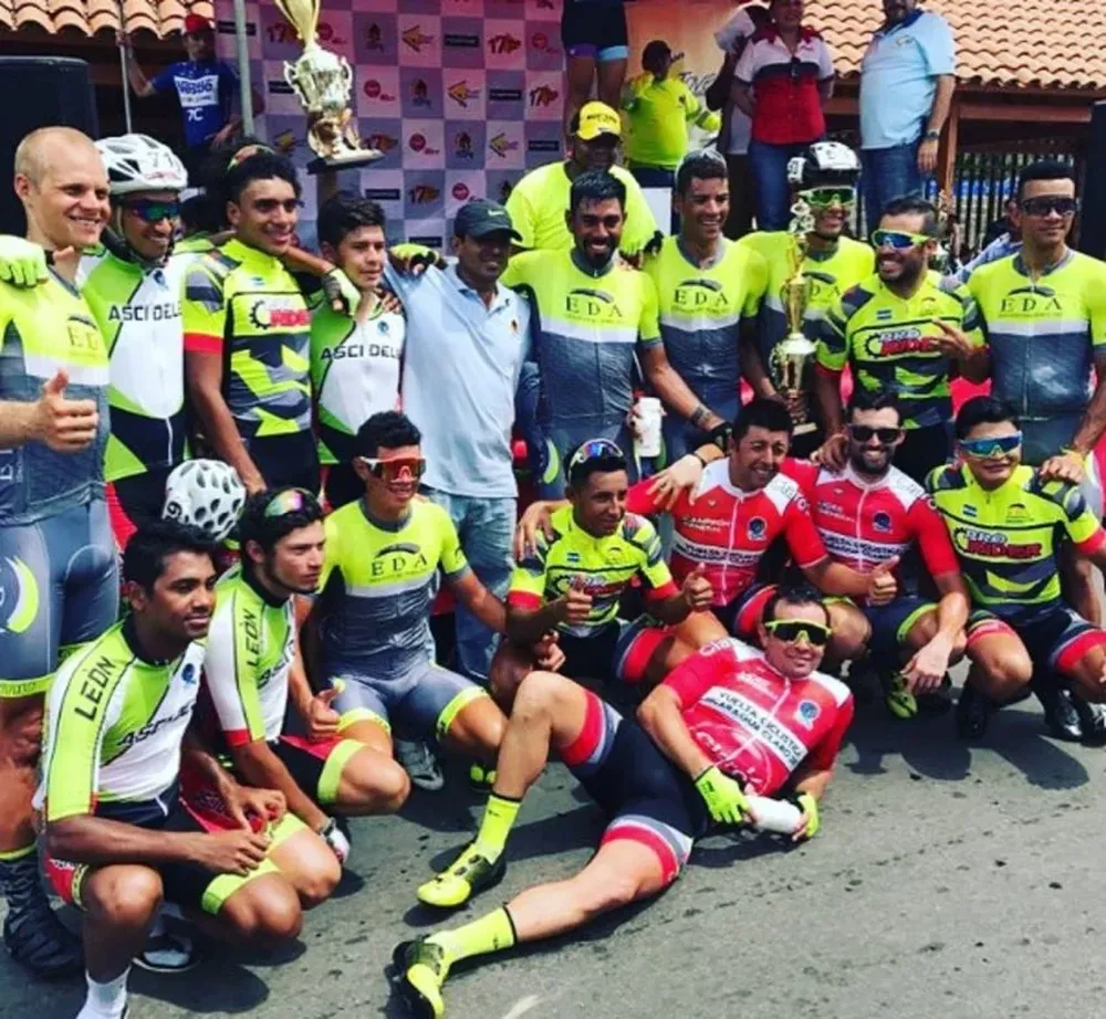 Roderyck Asconeguy, agachado y de lentes de sol, festejó en Nicaragua