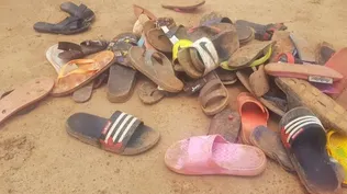 Los zapatos de los estudiantes de un internado secuestrados yacen en el suelo después de que los 140 estudiantes del internado de Bethel Baptist School fueran secuestrados por hombres armados en Kaduna, noroeste de Nigeria.