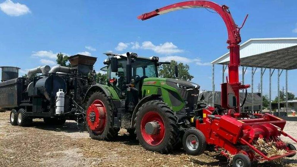 La máquina de Applied Carbon se remolca con un tractor y se abastece de residuos de cultivos mediante una cosechadora