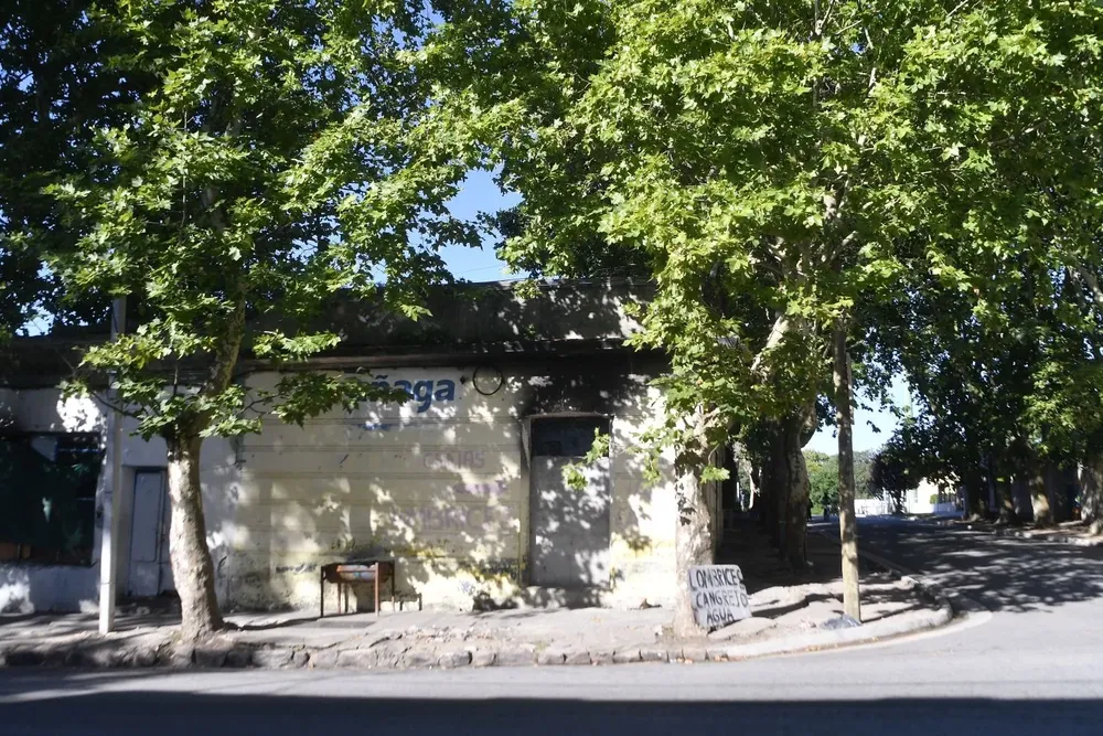Edificio tapiado en Santiago Vázquez