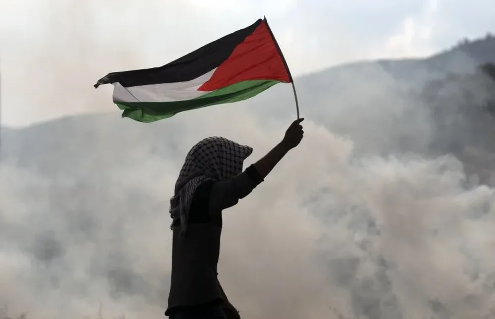 Manifestante palestina alza una bandera del país en Cisjordania. (Archivo)