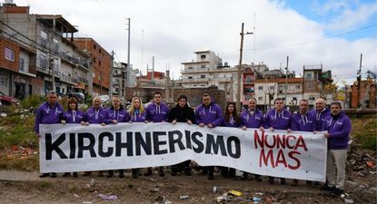 Javier Milei rescató un empate técnico en el barrio de Villa Celina donde arrancó su campaña con el polémico cartel: Kirchnerismo nunca más.