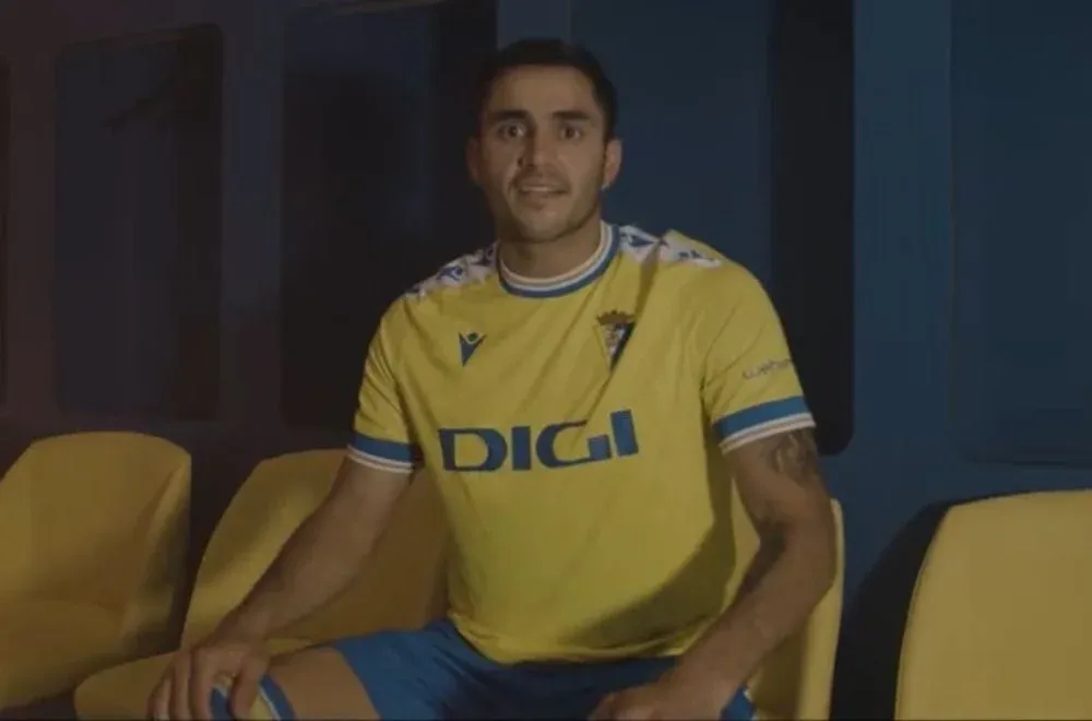 Maxi Gómez con la camiseta de Cádiz de España