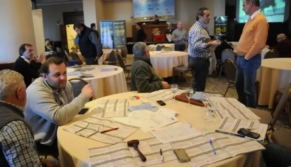 El remate se desarrolla en el hotel Sheraton