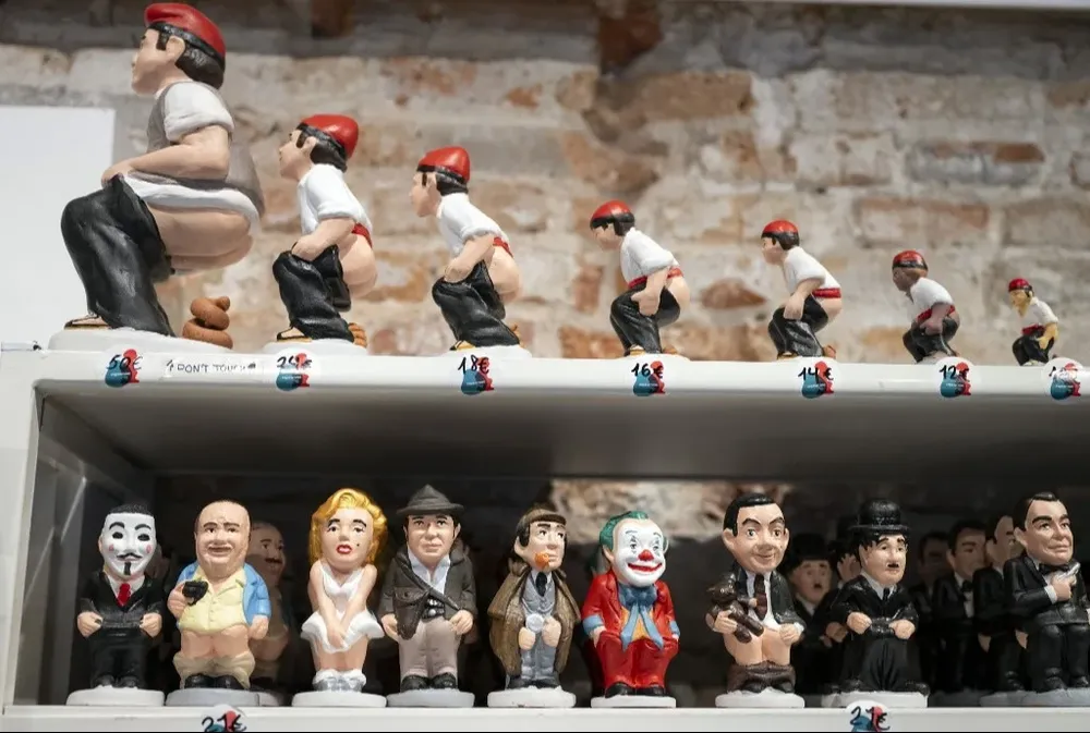 Con el correr del tiempo, el “caganer” adoptó la apariencia de políticos, deportistas, artistas y otras celebridades.