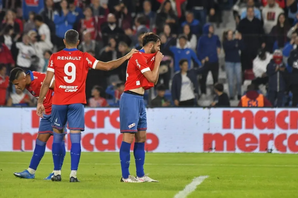 El beso a la camiseta de Manolo Monzeglio