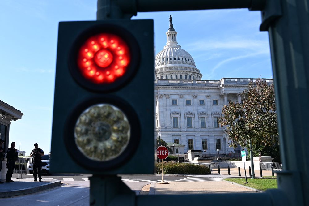 Congreso de Estados Unidos con un semáforo en rojo durante el shutdown. AFP