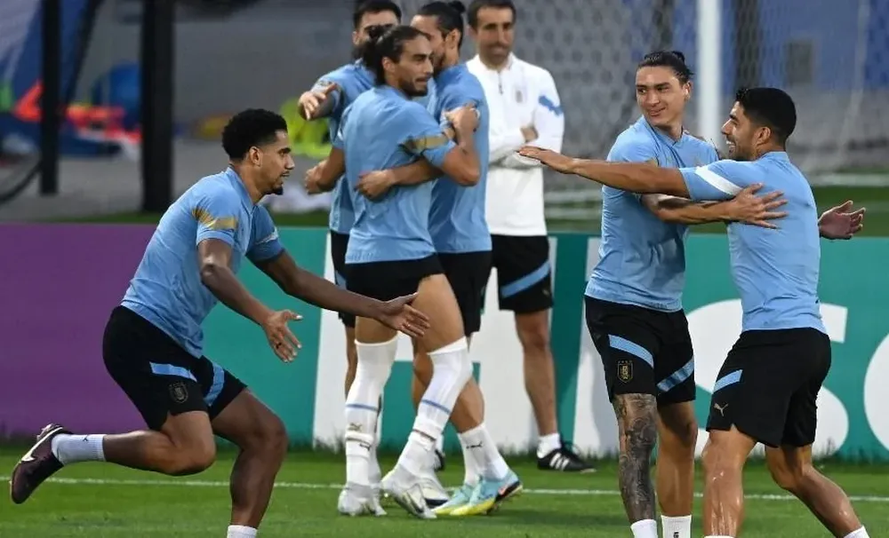 Araujo junto a Darwin y Suárez