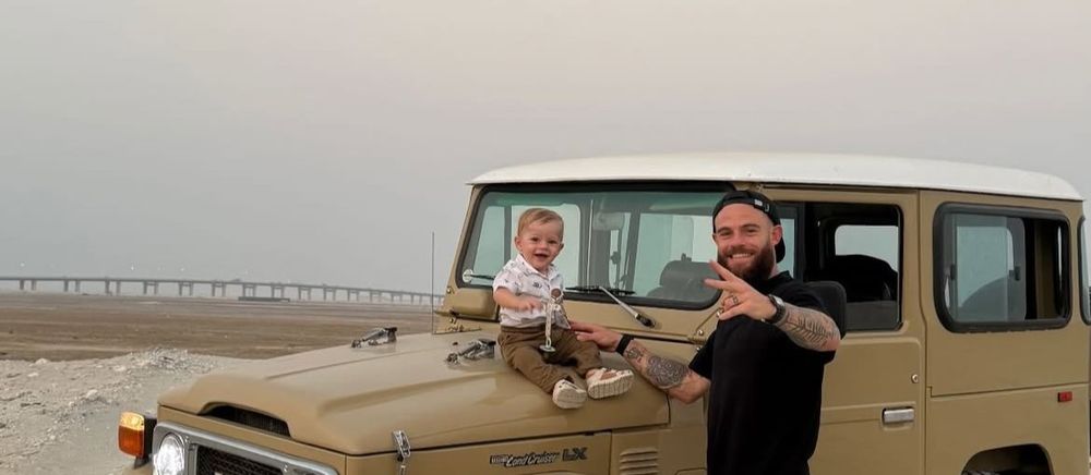 El paseo de Nahitan Nández por el desierto junto a su hijo Ryan
