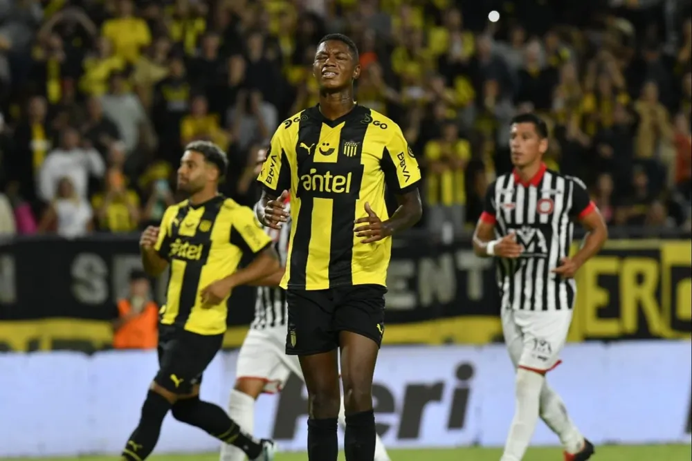 Matheus Babi se lamenta por haber marrado el penal para Peñarol ante Miramar Misiones