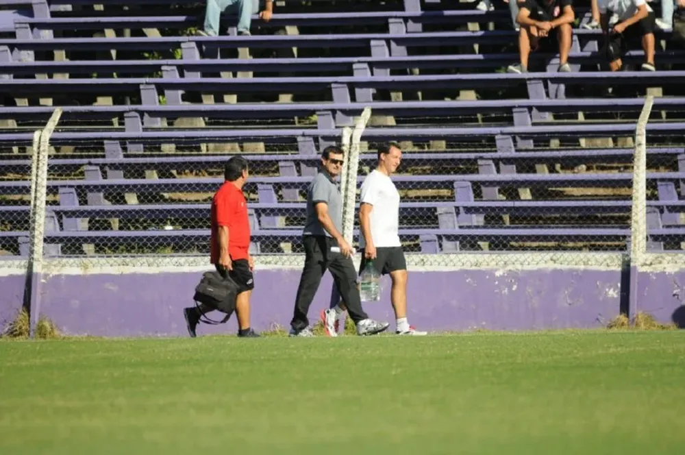 Jorge Castelli, de lentes, es el nuevo DT de Danubio
