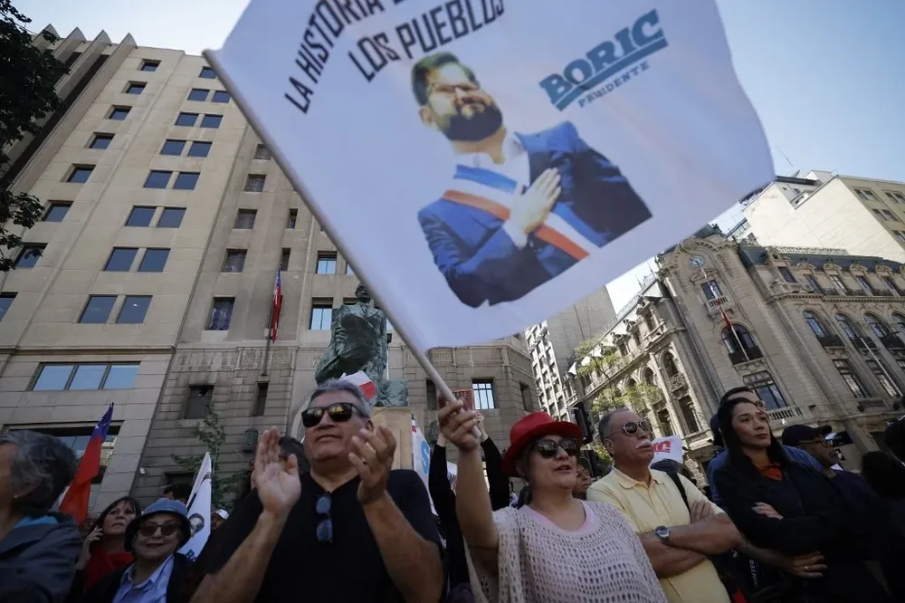 Boric, amigo, el pueblo está contigo, cantaron quienes están a favor del presidente.