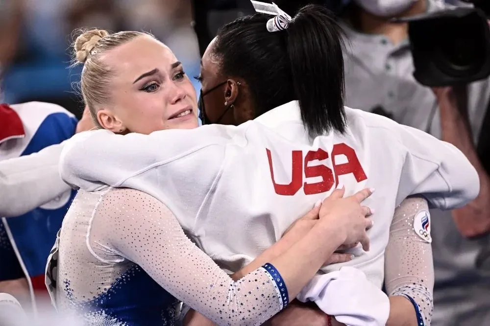 El abrazo de Angelina Melnikova y Simone Biles