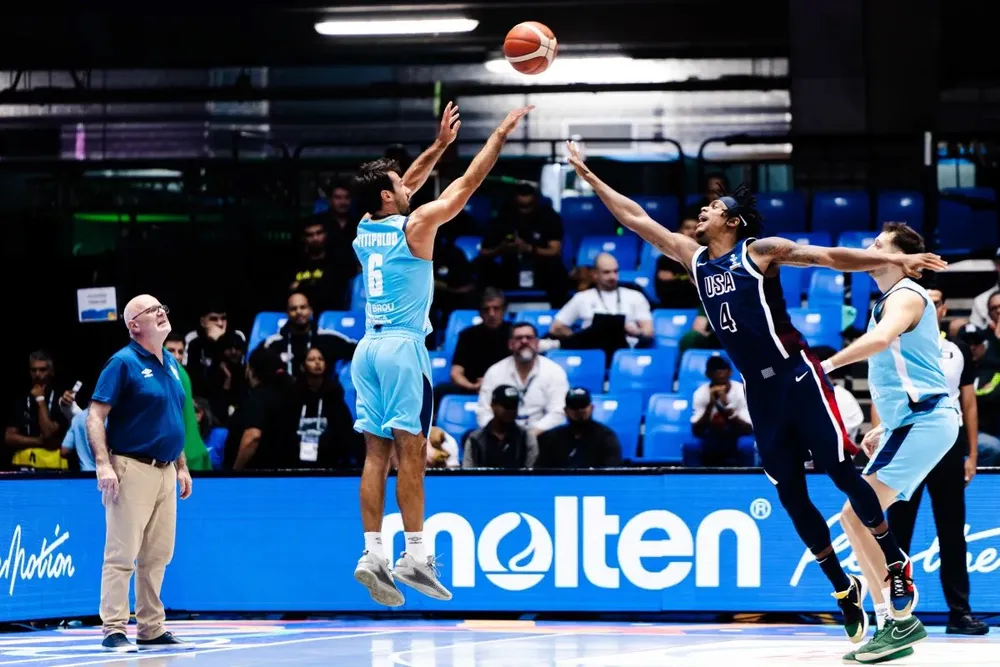 Bruno Fitipaldo de la selección uruguaya de básquetbol ante Estados Unidos por la AmeriCup
