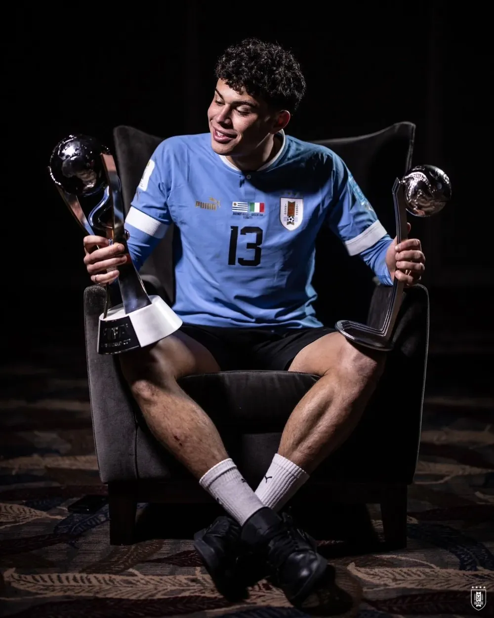Matturro con el trofeo del título y el Balón de Plata como segundo mejor jugador del Mundial sub 20