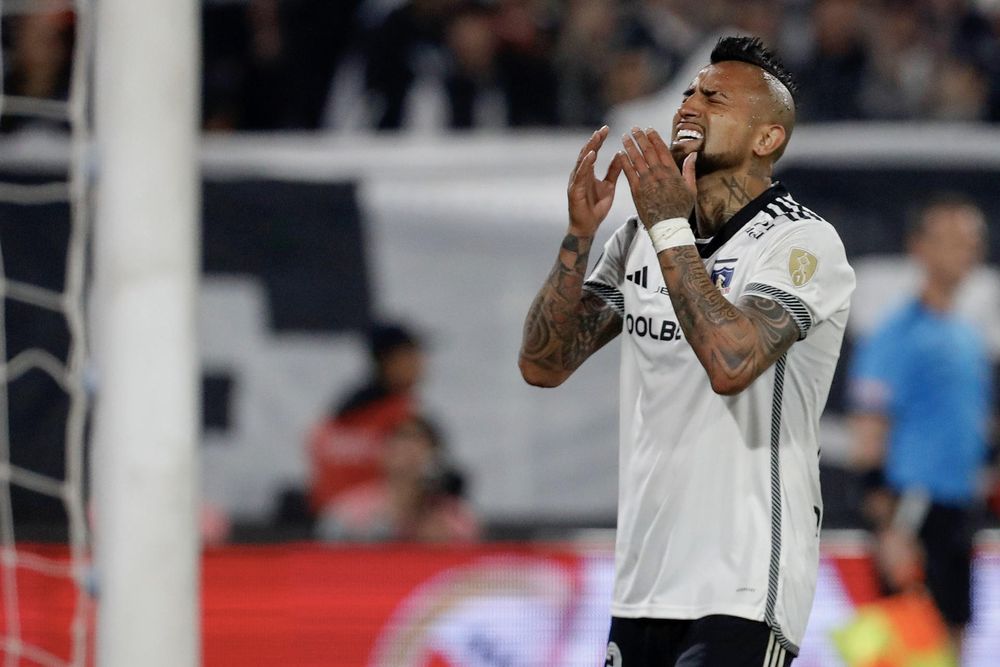 Arturo Vidal de Colo Colo reacciona en el partido de ida de cuartos de final de la Copa Libertadores entre Colo Colo y River Plate en el estadio Monumental David Arellano en Santiago (Chile). 