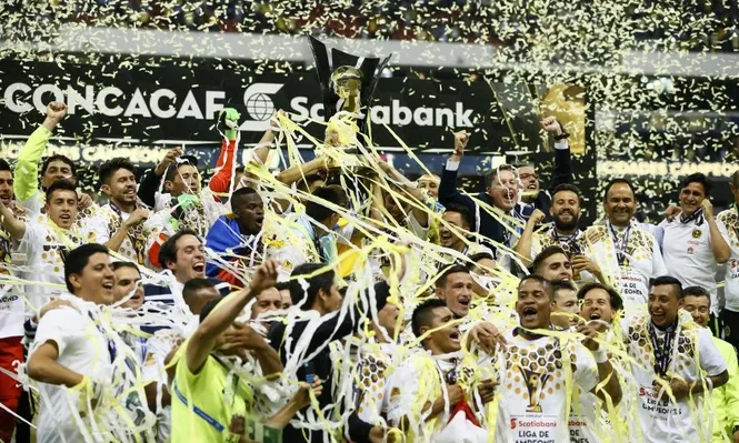 Brian Lozano, en primera fila, festeja el título de la Liga de Campeones