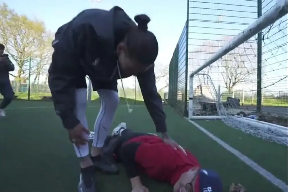 Darwin Núñez se preocupa, con una sonrisa, de ver cómo quedó su oponente en el desafío que le plantearon en Inglaterra