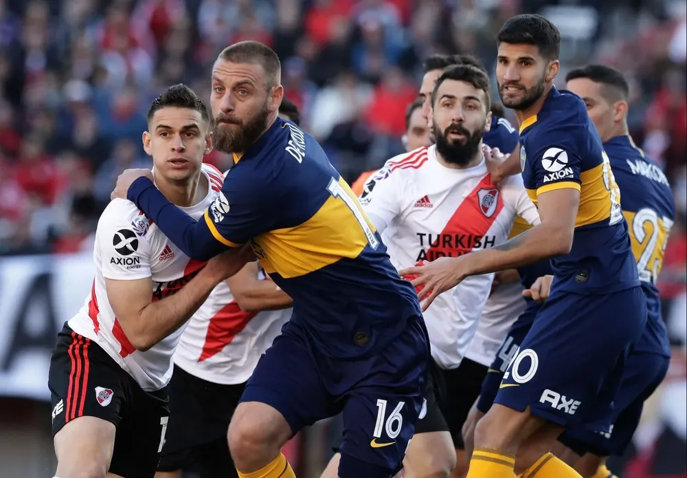 River Plate y Boca Juniors juegan por Superliga de Argentina