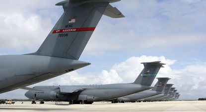 Aviones de la Fuerza Aérea estadounidense llegan a las bases españolas de Rota y Morón.