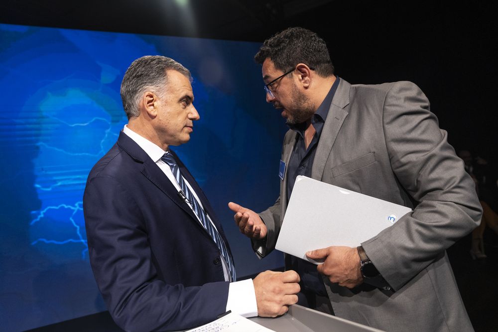 Alejandro Sánchez con Yamandú Orsi en el debate presidencial