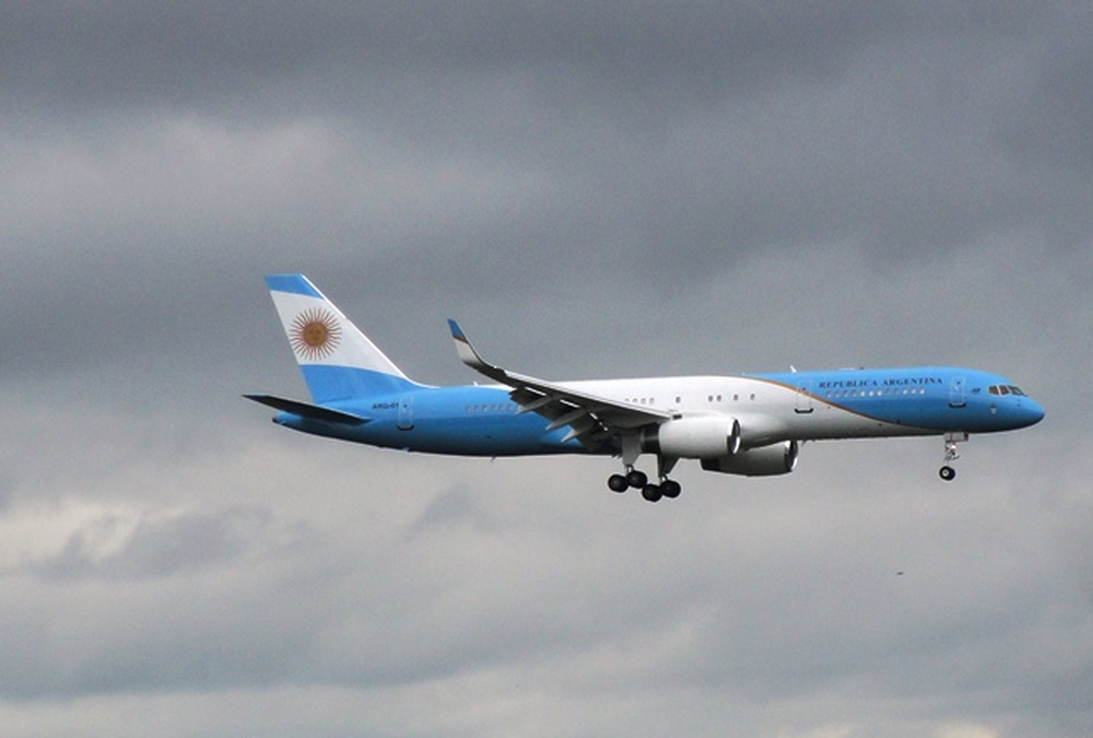 El avión presidencial argentino partió hacia Estados Unidos para un chequeo