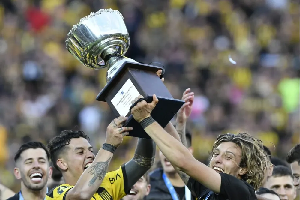 Agustín Canobbio levanta la copa del Clausura junto a Jesús Trinade