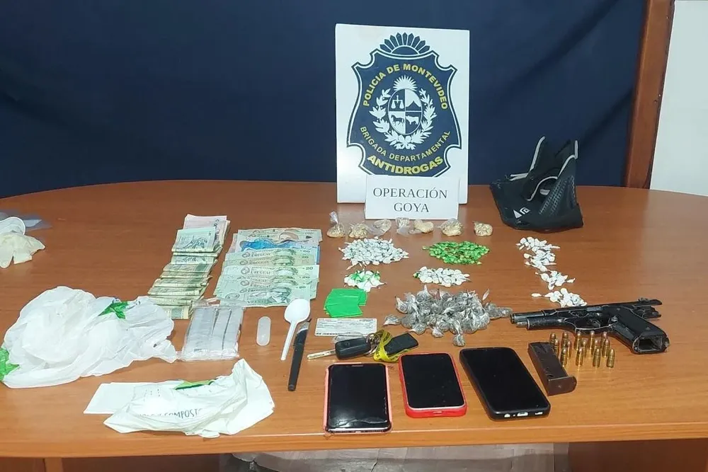 Droga y objetos incautados a una pareja en el barrio Brazo Oriental