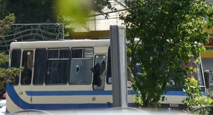 un hombre con explosivos tomo 20 pasajeros de rehenes en un omnibus en ucrania