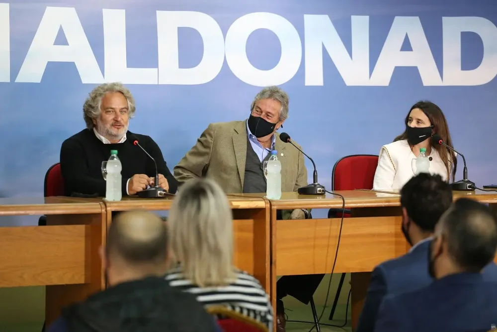 El intendente Antía, junto a los ejecutivos de Globant, Guibert Englebienne y Vivian Sauksteliskis.