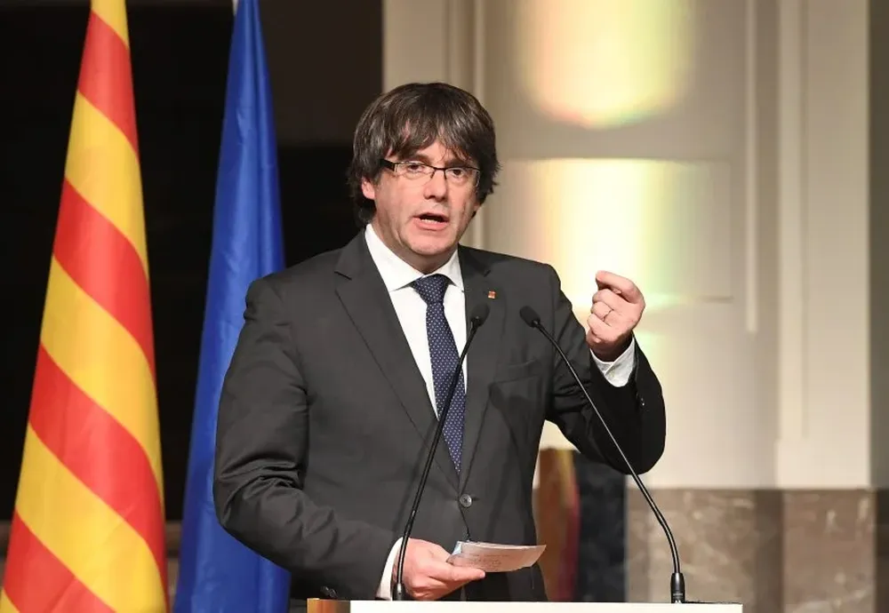 Carles Puigdemont, ayer, durante un discurso ante alcaldes catalanes en Bruselas.